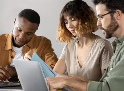 How To Effectively Communicate With Employees (7 Simple Tips!)