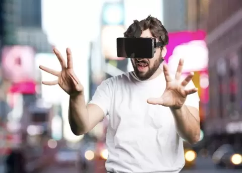 How Augmented Reality Scavenger Hunts Can Boost Marketing ROI (+10 Real-World Examples)