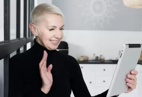 How to Use AI Assistants in Internal Comms to Reduce Noise, Not Add to It