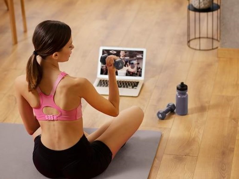 A woman taking personalized fitness training on her laptop